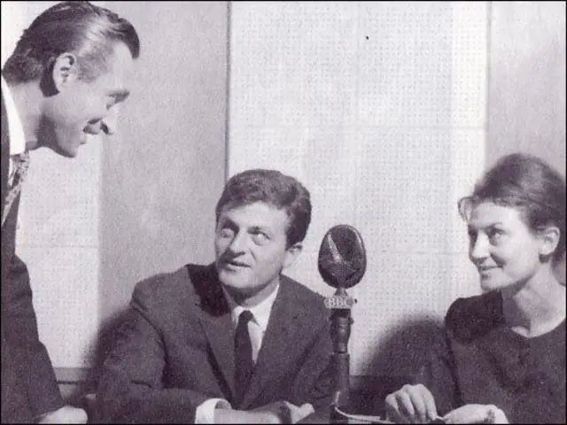 Halit Kıvanç 1963 senesinde BBC Türkçe'de çalışmıştı. Daha sonra kendisine 5 senelik kontrat teklif edilmesine rağmen "Ben öğrendiklerimi memleketimde uygulamak için gitmek istiyorum" diyerek Türkiye'ye döndüğünü söylüyor. Halit Kıvanç BBC Türkçe'de program yaptı, haber okudu, hatta radyo tiyatrosunda oynadı. Bu resimde ise Yıldız Kenter ve Müşfik Kenter ile Londra'da BBC Türkçe stüdyosunda bir mülakata hazırlanıyor. (1963)