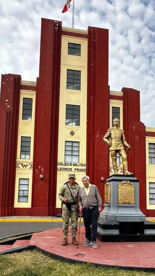 Mario Vargas Llosa con un soldado en el colegio militar Leoncio Prado.