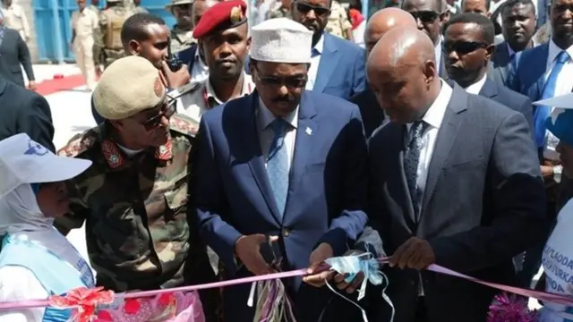 Madaxweynaha ayaa xarigga ka jaray xarunta cusub ee la dhigay qalabka maamulka hawada Soomaaliya