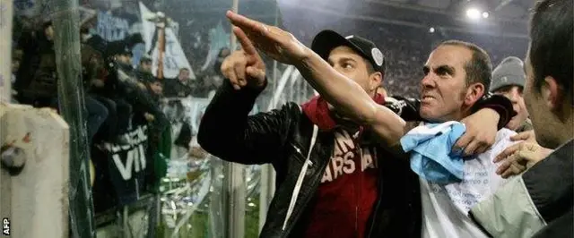 Paolo di Canio faşist selamı verirken