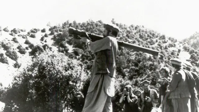 د سټینګر توغندیو ډیری برخه د ګلبدین حکمتیار په مشرۍ اسلامي ګوند ته ورکړل شوې وه.