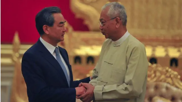 চীনা পররাষ্ট্রমন্ত্রী ওয়াং ই -র সঙ্গে মিয়ানমারের প্রেসিডেন্ট থিন কিয়াও।