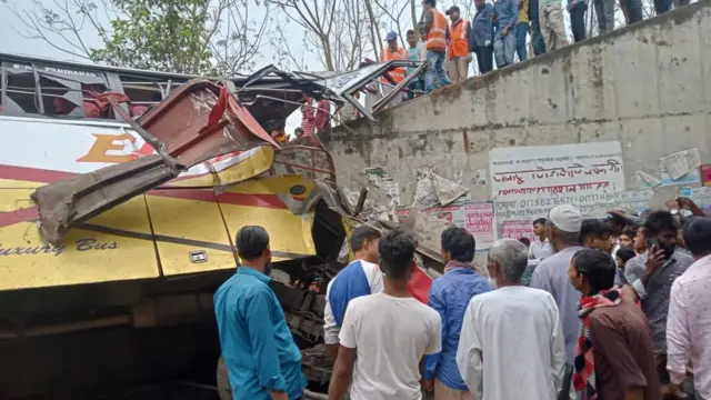 পদ্মাসেতু এক্সপ্রেসওয়ে থেকে বাসটি খাদে পড়ে যায়