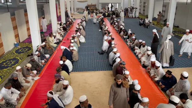 ইন্টারন্যাশনাল ক্যাম্পে বিদেশি অতিথিদের খাওয়ার সময়