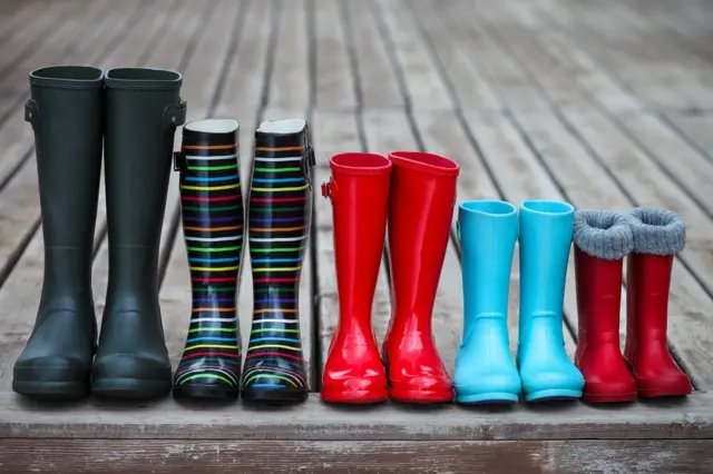 Botas de distintos colores y tamaños