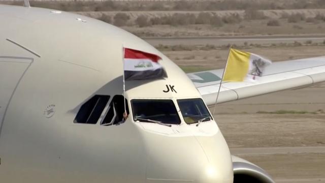 بغداد – البابا عند وصوله إلى مطار بغداد الدولي في بدء زيارته التاريخية الى العراق