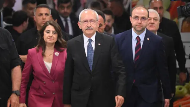 মি. এরদোয়ানের প্রতিদ্বন্দ্বী কামাল কুলুচদারুলু (মাঝে) এবং তার জোট সঙ্গীরা