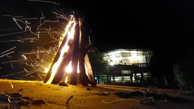 පස්වරු හත පමණ වන විට ඇන්ටනිගේ හෝටලය ඉදිරිපිට විශාල ගිනි මැලයක් ගසා තිබිණි.