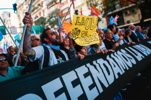 Personas protestan con pancartas por la universidad pública en Argentina.