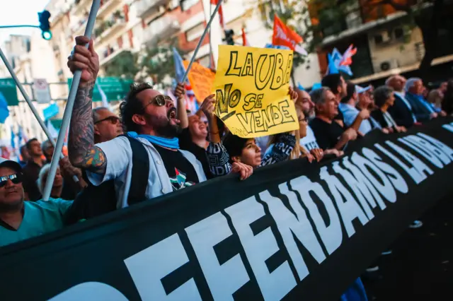 Personas protestan con pancartas por la universidad pública en Argentina.