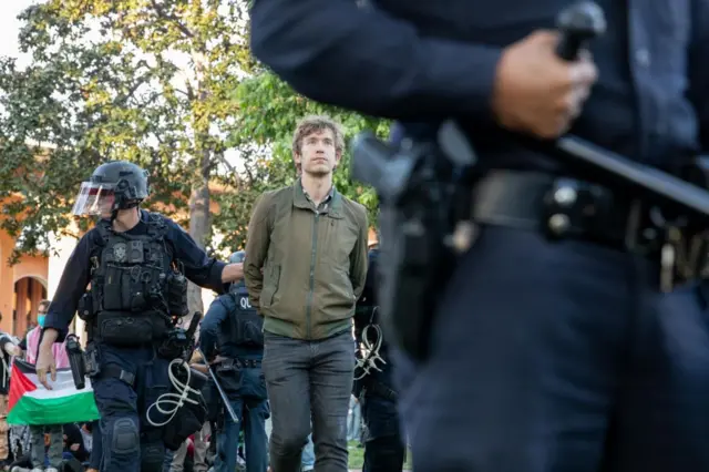 Farklı üniversitelerde çok sayıda öğrenci gözaltına alındı