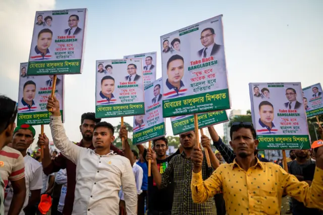 বরিশালে বিএনপির সমাবেশে অংশ নেয়া দলটির কিছু নেতাকর্মী ফেস্টুন হাতে