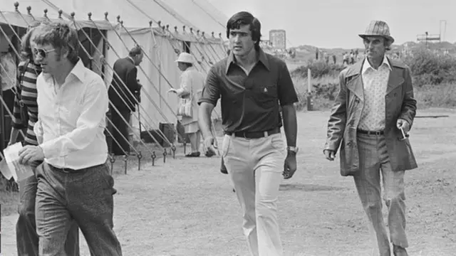 فلیتکرافت (سمت راست) در کنار سو بالستروس ۱۹ ساله (مرکز) در اوپن ۱۹۷۶ که با شش ضربه بیشتر بعد از جانی میلر دوم شد