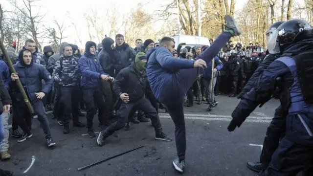 протести через землю