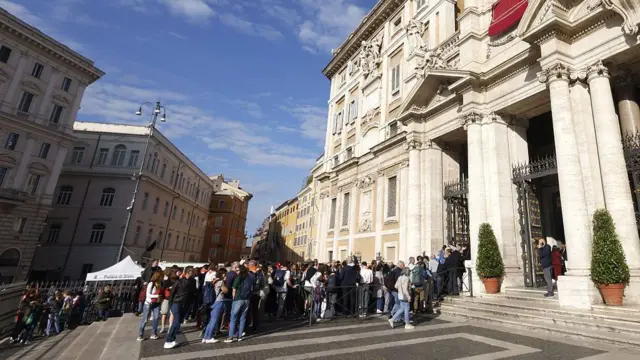 Santa Maria Maggiore Bazilikası önünde uzun bir kuyruk görünüyor