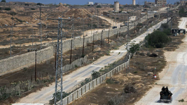 دورية تأمين فلسطينية تتبع حركة حماس تحرس الحدود مع مصر (أرشيفية)