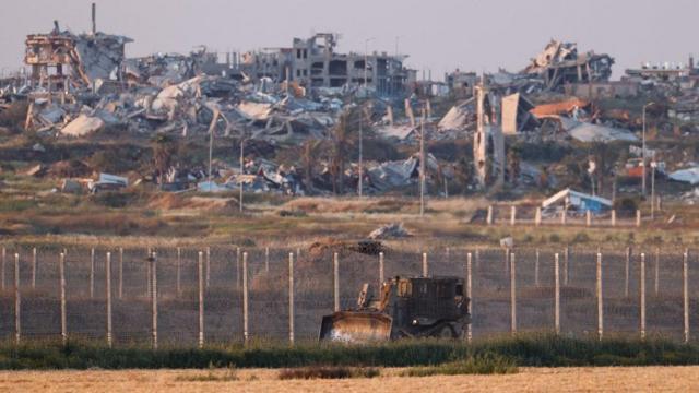 جرافة إسرائيلية على الحدود مع غزة