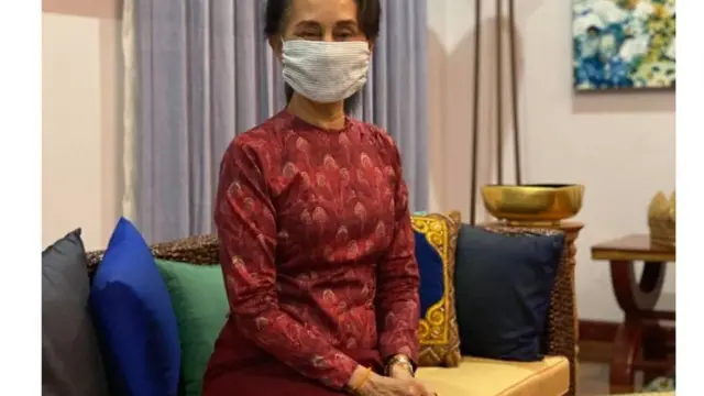 ကိုယ်တိုင်ချုပ် နှာခေါင်းစည်းကို ဝတ်ဆင်ပြခဲ့ပြီး နှာခေါင်းစည်းတွေလုံလုံလောက်လောက်ရဖို့ စီစဉ်မယ်လို့ ဆိုပါတယ်။