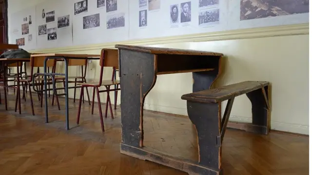 Spomen soba 'Prve kragujevačke gimnazije, na slici stara klupa - skamija