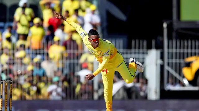 இந்த சீசனில் ஆடிய 7 போட்டிகளில் 8.45 என்ற எகானமியில் 8 விக்கெட்டுகள் வீழ்த்தியிருக்கிறார் அகீல் ஹொசைன்