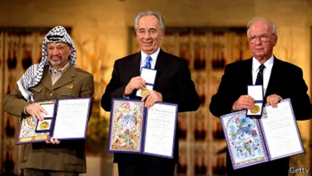 Yitzak Rabin, Shimon Peres et Yaser Arafat ont partagé le prix Nobel de la paix en 1994.