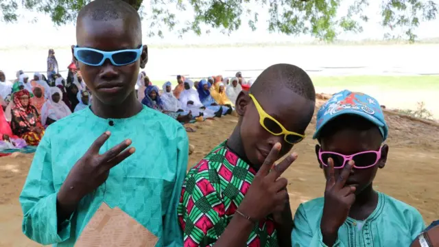 Abana bakoze ikimenyetso n'intoki