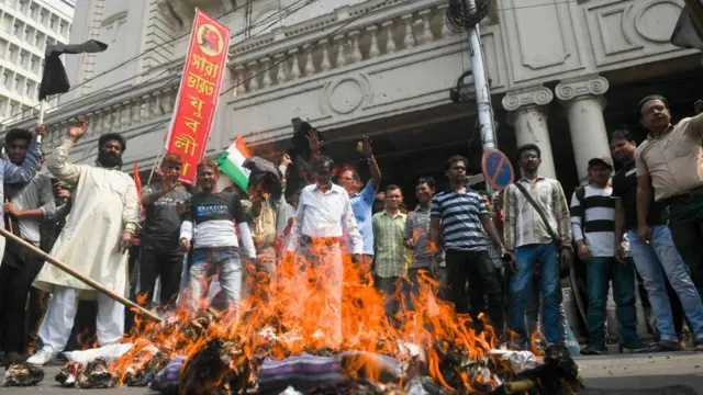 কলকাতায় অমিত শাহর কুশপুতুল পোড়ানো হচ্ছে