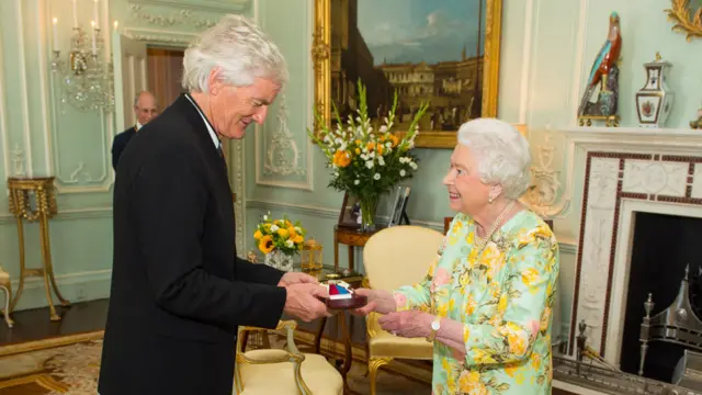 James Dyson con la reina Isabel II
