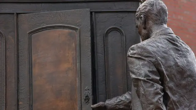 Памятник Льюису в Белфасте