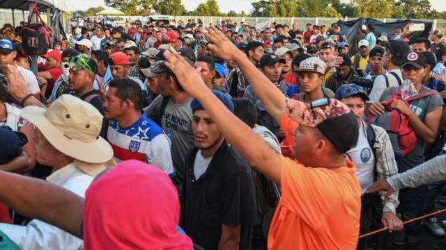 Caravana de migrantes el polic a mexicano herido en la cabeza y