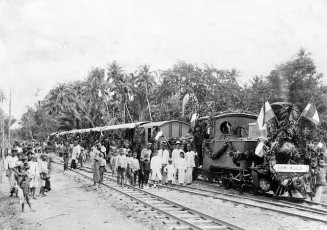 Pembukaan jalur kereta api jalur Beureunun-Lam Meuro, Aceh, 15 Juni 1906.
