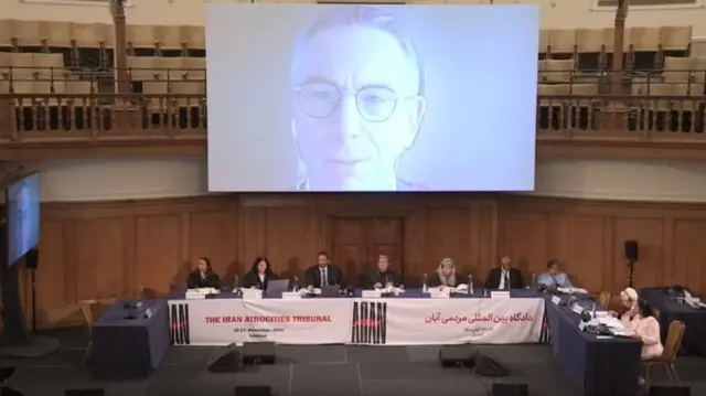 رابرت هاینش، استاد حقوق بین‌الملل در زمینه حقوق بشر توضیح داد که چرا فکر می‌کند حکومت ایران در سرکوب اعتراضات آبان مرتکب 'جنایت علیه بشریت' شده است