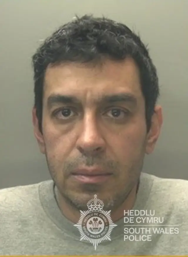 عکس علیرضا عسکری در اداره پلیس جنوب ولز