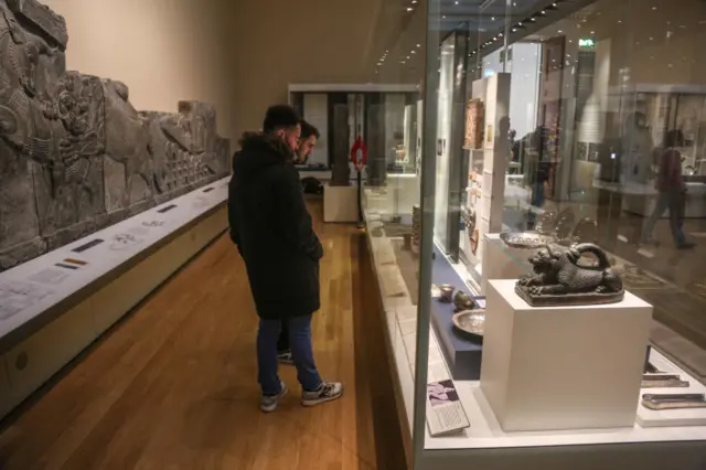 بخش بزرگی از موزه بریتانیا به ایران باستان اختصاص دارد و در آن حتی دیوارهای تخت‌جمشید نیز به نمایش گذاشته شده است