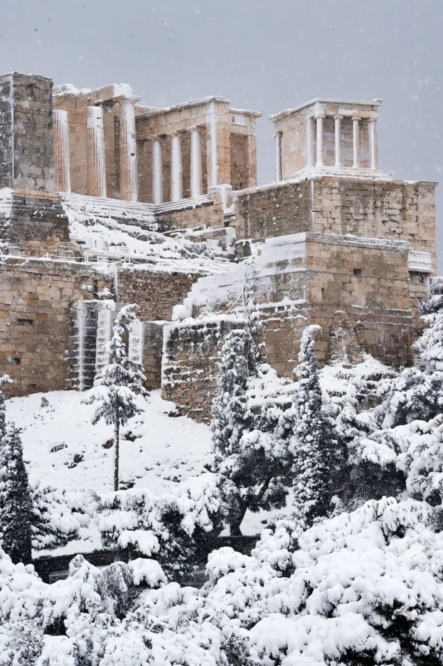 प्राचीनस्थानमा परेको हिउँ