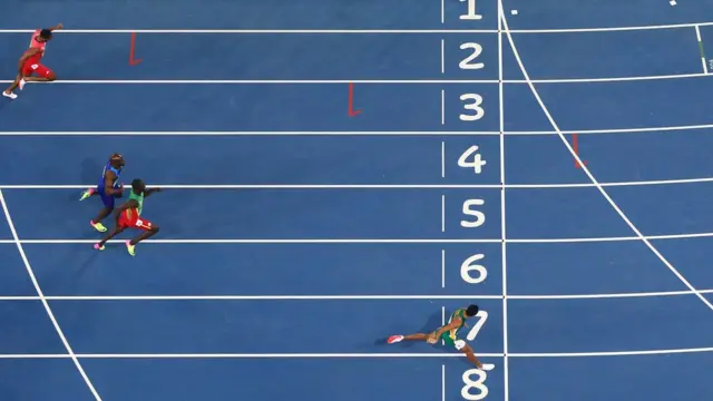 Van Niekerk cruza la meta