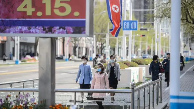 平壤街头几位戴着口罩的女士朝地下道下楼梯（14/4/2022）