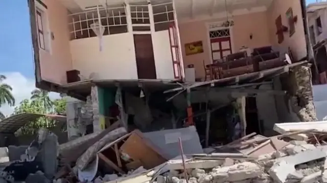 بناية متهدمة