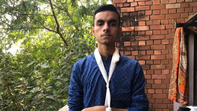 एक घायल छात्र