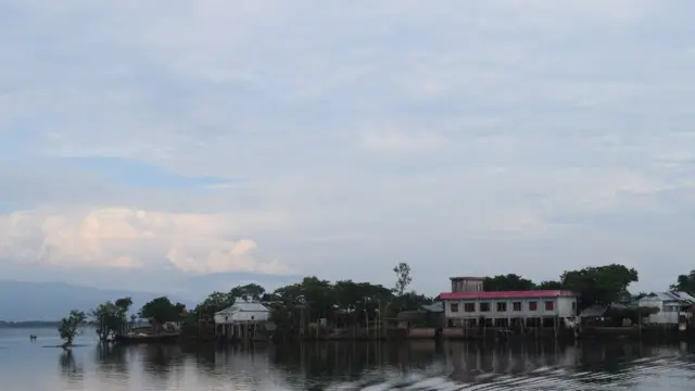 হাওরের মাঝে একটি গ্রাম