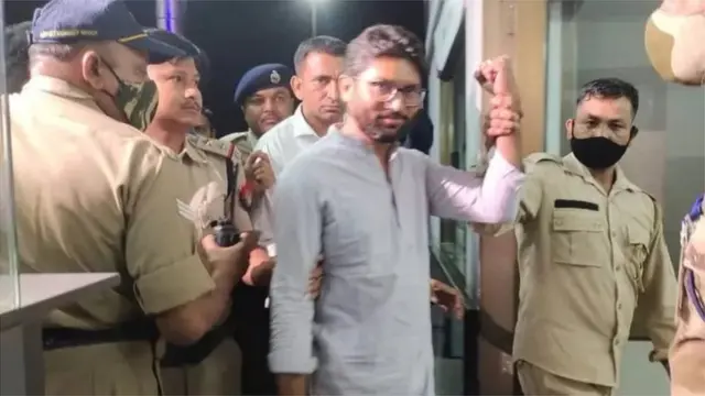 જિજ્ઞેશ મેવાણીની ધરપકડ થઈ તે સમયની તસવીર