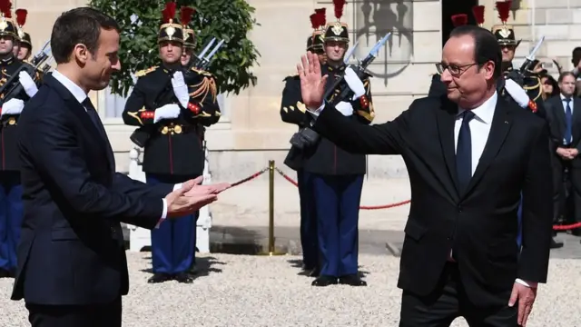 Elysee Sarayı'nda Macron ile başbaşa görüşen Hollande, sarayı Macron'a teslim ederek ayrıldı