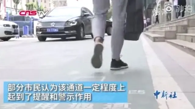 वाहनधारकांनाही या पादचारी मार्गाची माहिती मिळते.