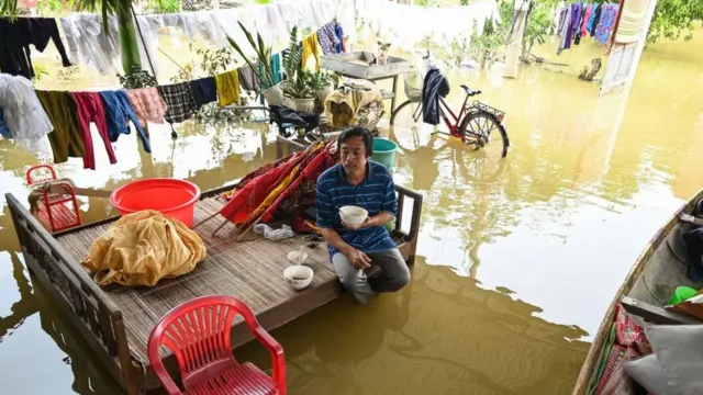 Các gia đình chịu thiệt hại sau mưa lũ ở miền Trung Việt Nam