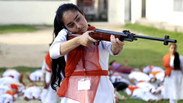 在印度，有一些女性正在学射击和防身术来自卫——但是关于枪是否能够真正保证人们的安全仍充满争议。