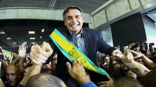 Jari Bolsonaro é erguido por apoiadores