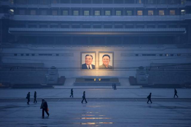 Retratos de Kim Il-sung y Kim Jong-il en la plaza Kim Il-sung.