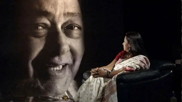 বাবা গোলাম মুস্তাফা ছিলেন প্রখ্যাত অভিনেতা এবং আবৃত্তিকার