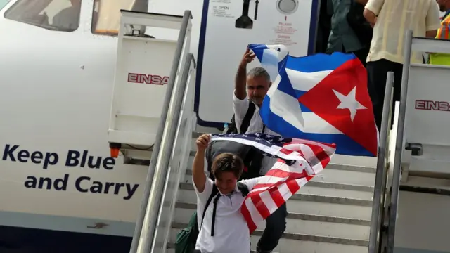 ABD ve Küba bayrakları taşıyan yolcular
