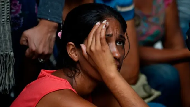 Una joven que espera noticias sobre los presos.